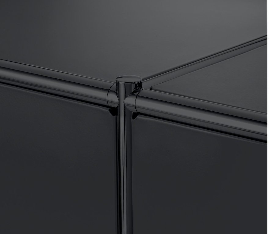 Detailaufnahme eines schwarzen Sideboards Metall »CN3« mit 2 versetzbaren Klappenfächern.
