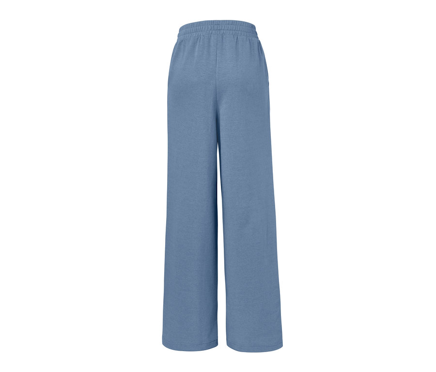 Eine weite, blaue Sweathose.