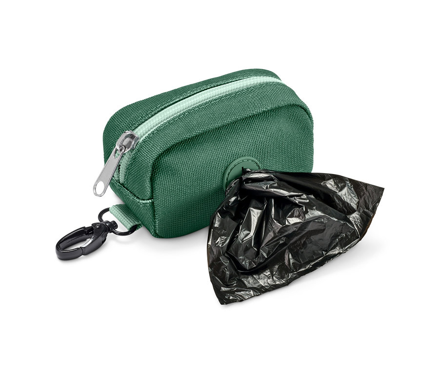 Grüne Hunde-Gassibeutel-Tasche mit Reißverschluss und Karabiner, aus der eine schwarze Kotbeutel herausschaut.