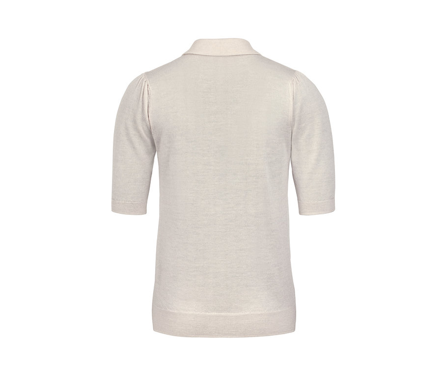 Detailaufnahme eines cremefarbenen Strick-Poloshirts aus Wolle (Merinowolle).