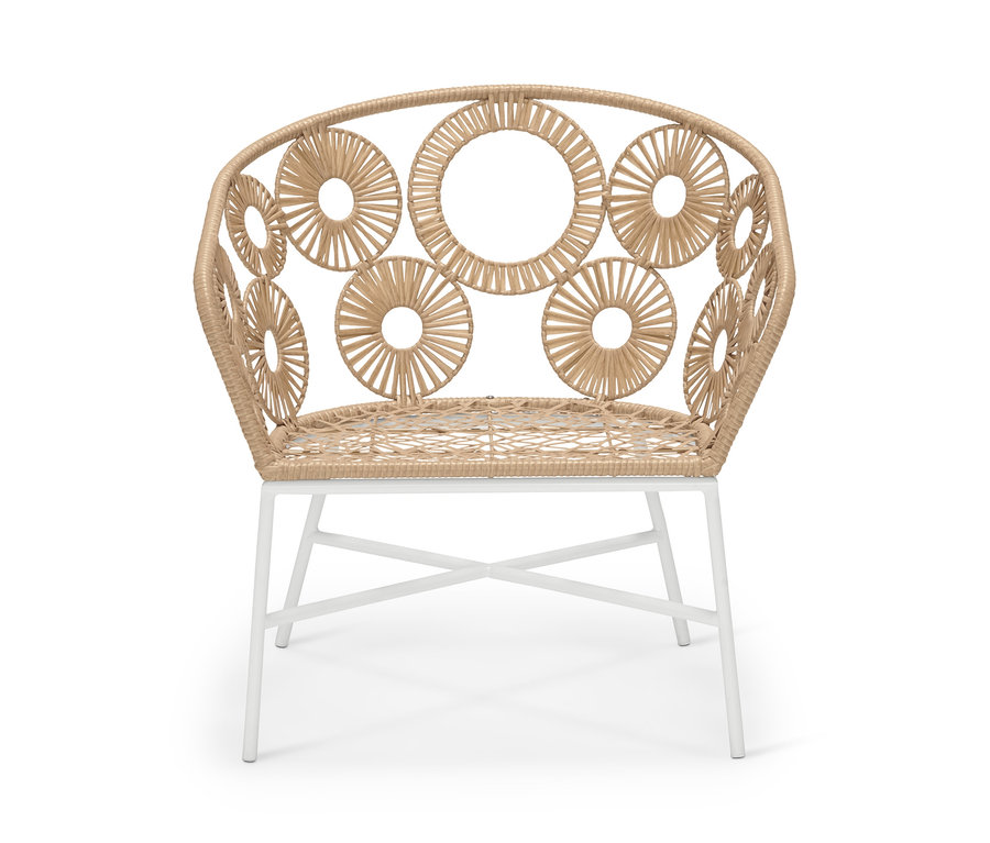 Sessel mit Blumenmuster aus Polyrattan auf weißem Hintergrund.