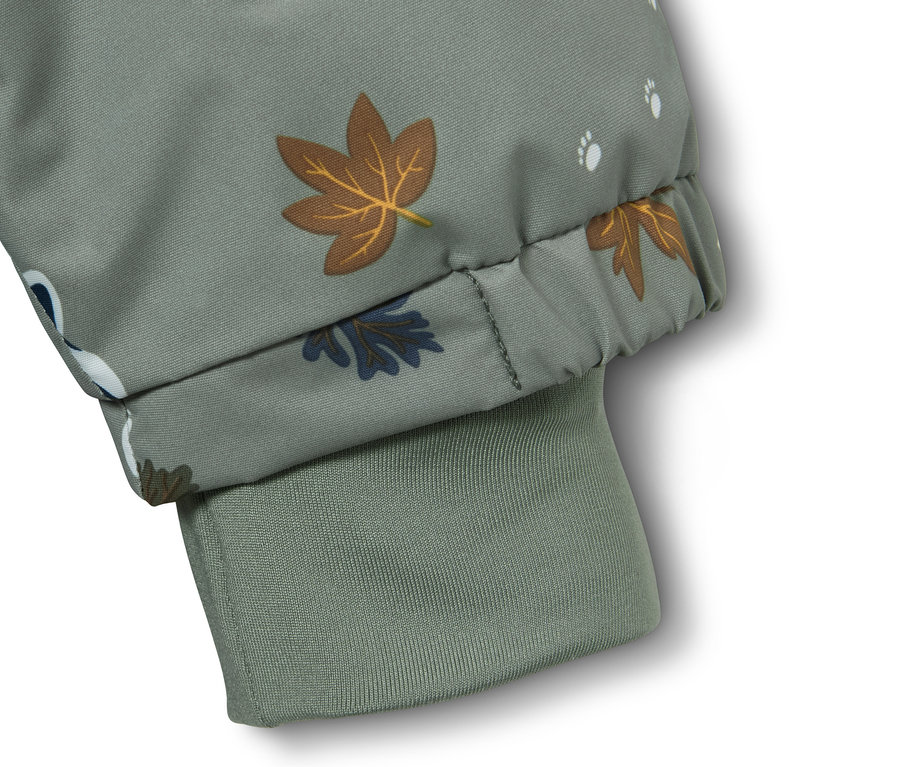 Detail vom Ärmel einer Thermo-Regenjacke mit Dachsprint.