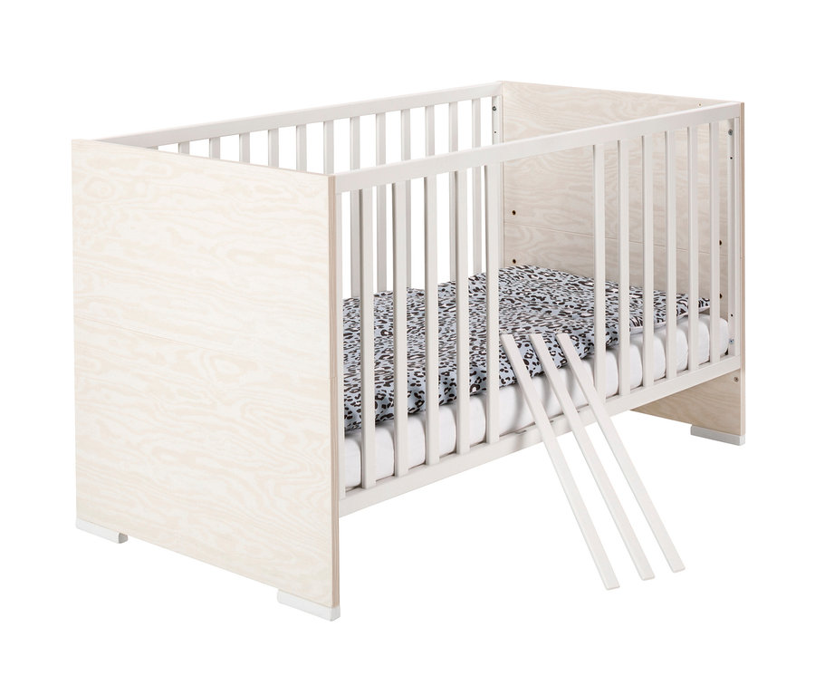 Schardt Kinderzimmer-Set »Capri White«, ein Kombi-Kinderbett mit weißem Rahmen und einer Matratze mit Muster.