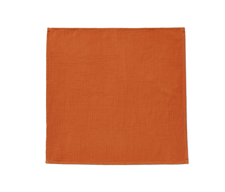 Eine orangefarbene Musselinserviette.