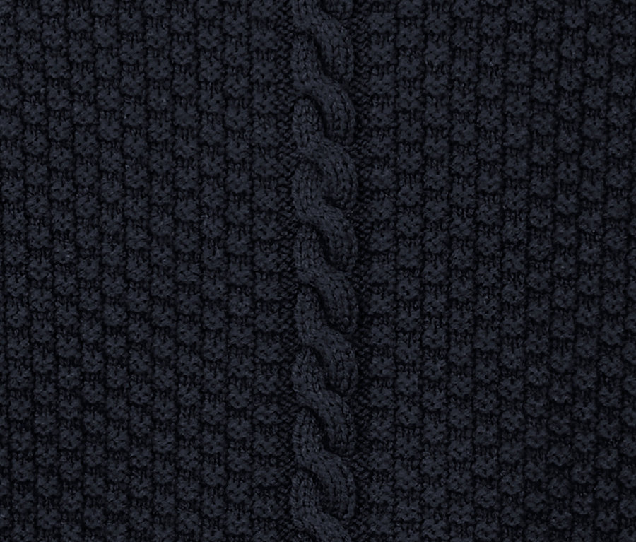 Detailaufnahme eines Strickpullovers.