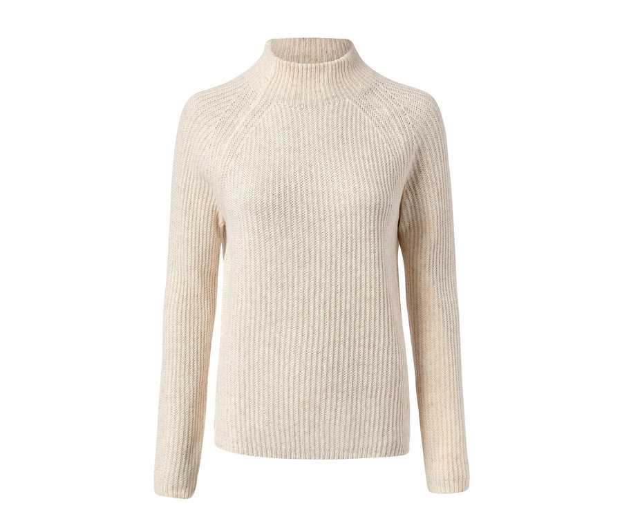 Ein cremefarbener Strickpullover mit Stehkragen.