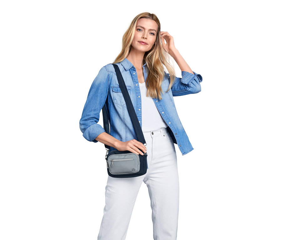 Frau posiert mit einer blau-grauen Sicherheits-Gürtel- und Umhängetasche.