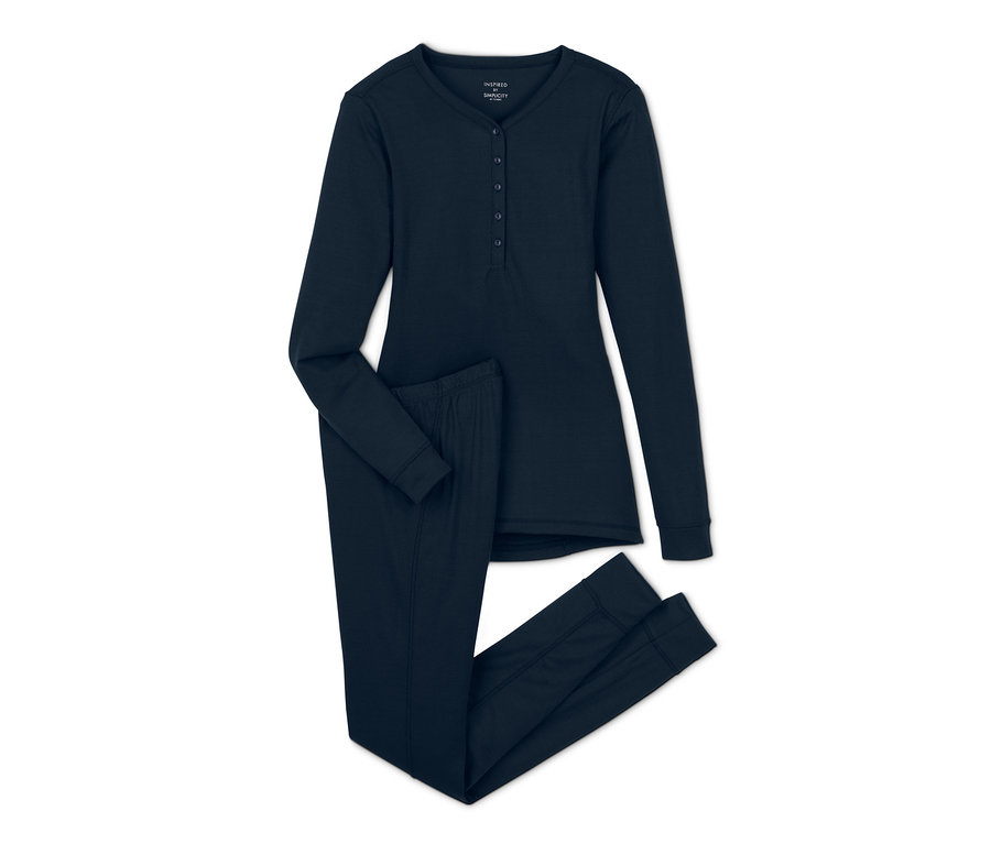 Thermo-Funktionswäsche, bestehend aus einem blauen Langarmshirt mit Knöpfen und einer Hose.