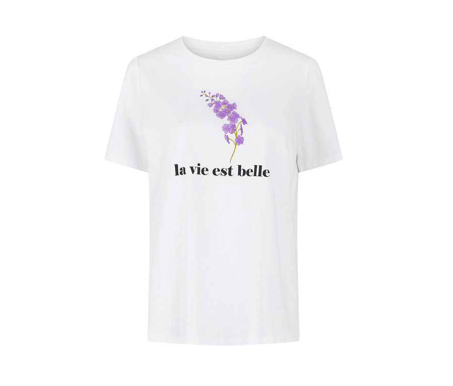 Weißes T-Shirt mit dem Schriftzug "la vie est belle" und lila Blumen.