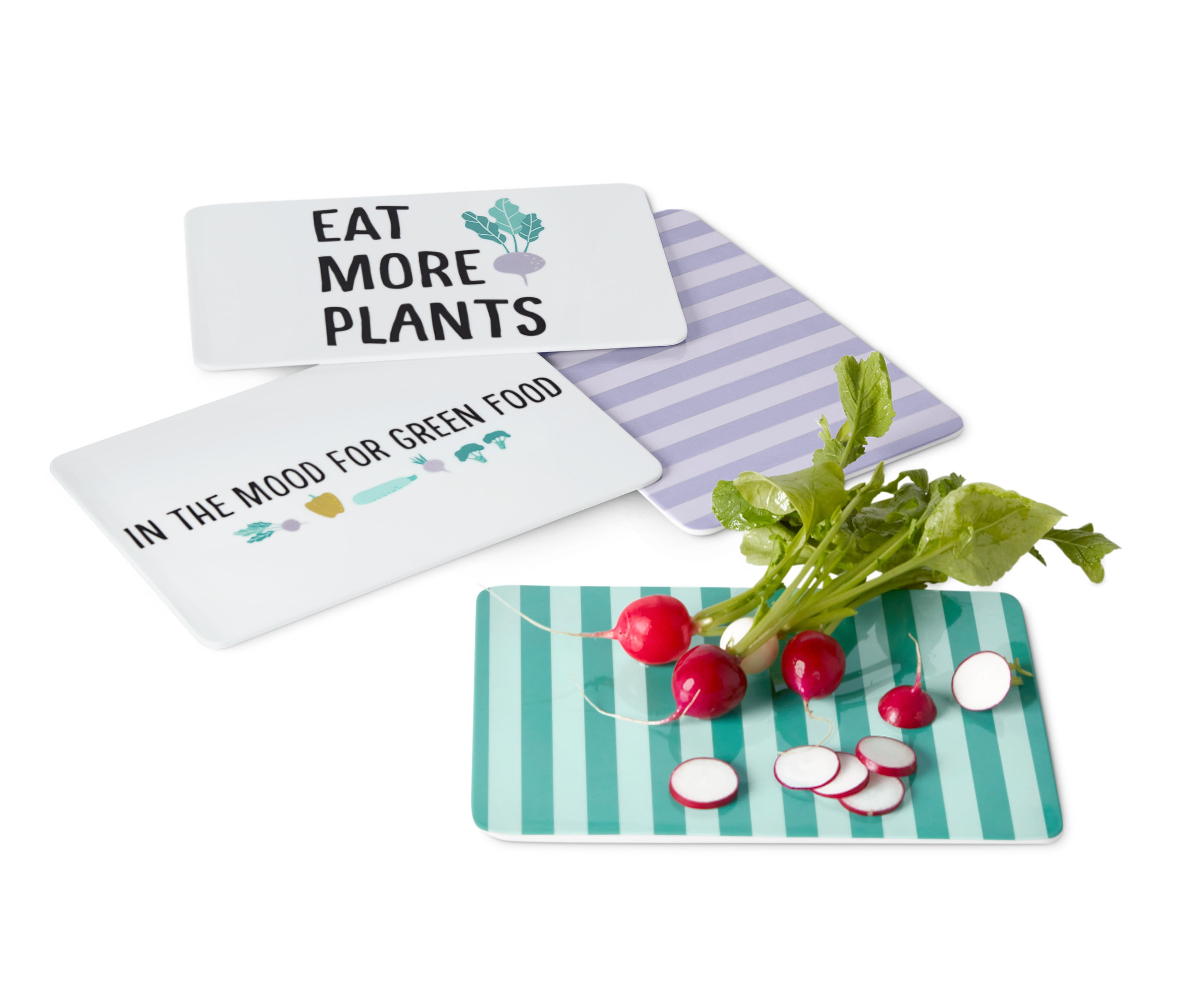 Vier Schneidebretter mit verschiedenen Mustern und Aufschriften, auf einem liegen Radieschen.