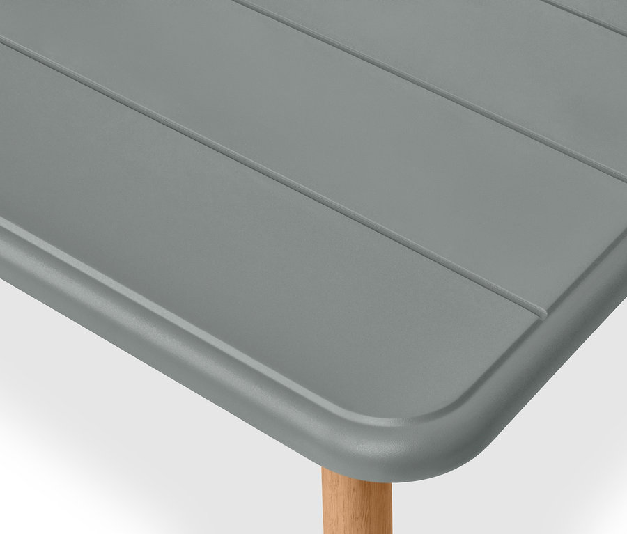 Detail einer grauen Tischplatte aus einem Balkonset mit recyceltem Kunststoff.