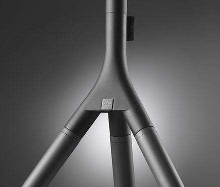 Detailaufnahme eines grauen ONE FOR ALL TV-Halterung WM7461 »TRIPOD METALL« Stativs aus Metall vor grauem Hintergrund.