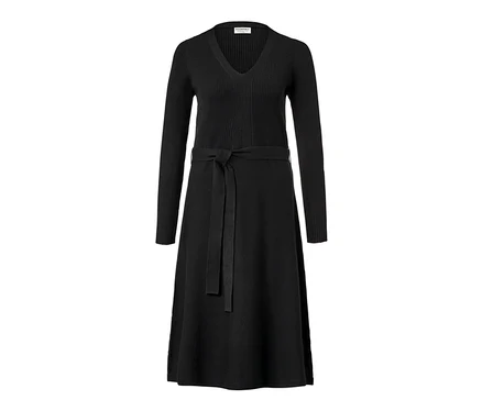 Schwarzes Strickkleid mit langen Ärmeln und Gürtel.