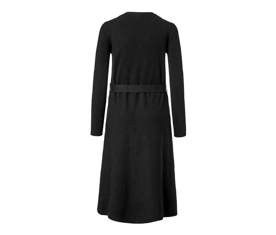 Schwarzes Strickkleid mit Gürtel.
