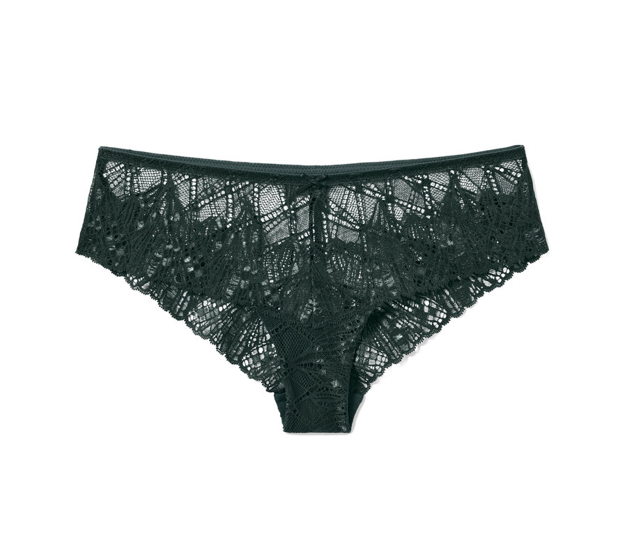 Nahaufnahme einer dunkelgrünen Spitzenpanty auf weißem Hintergrund.