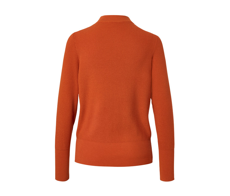 Detailansicht der Rückseite eines Strickpullovers.
