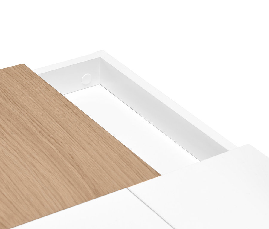 Detailansicht eines weißen Schreibtisches mit Klappfächern und einer Holzplatte.