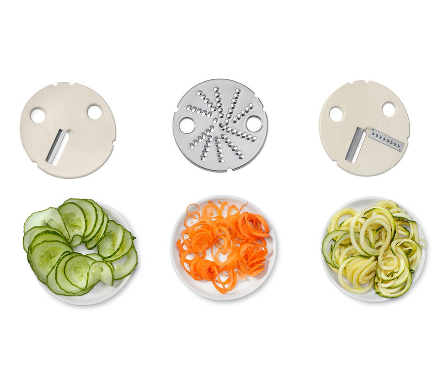 Drei Aufsätze und drei Teller mit Gurken-, Karotten- und Zucchinispiralen. Elektrischer Spiralschneider.