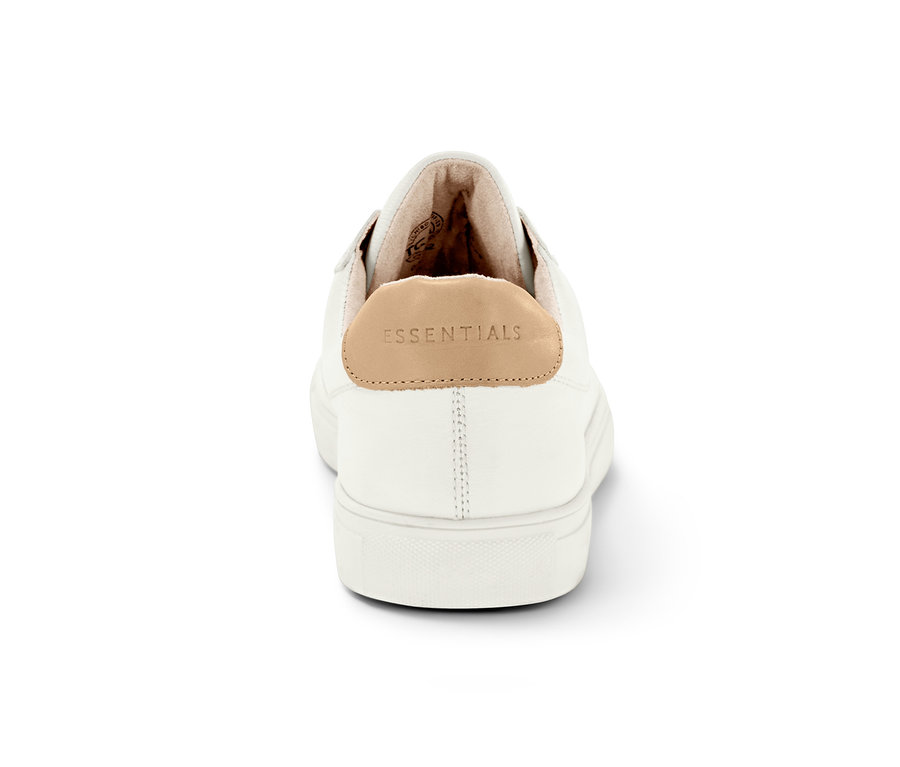 Detailansicht eines weißen Ledersneakers.
