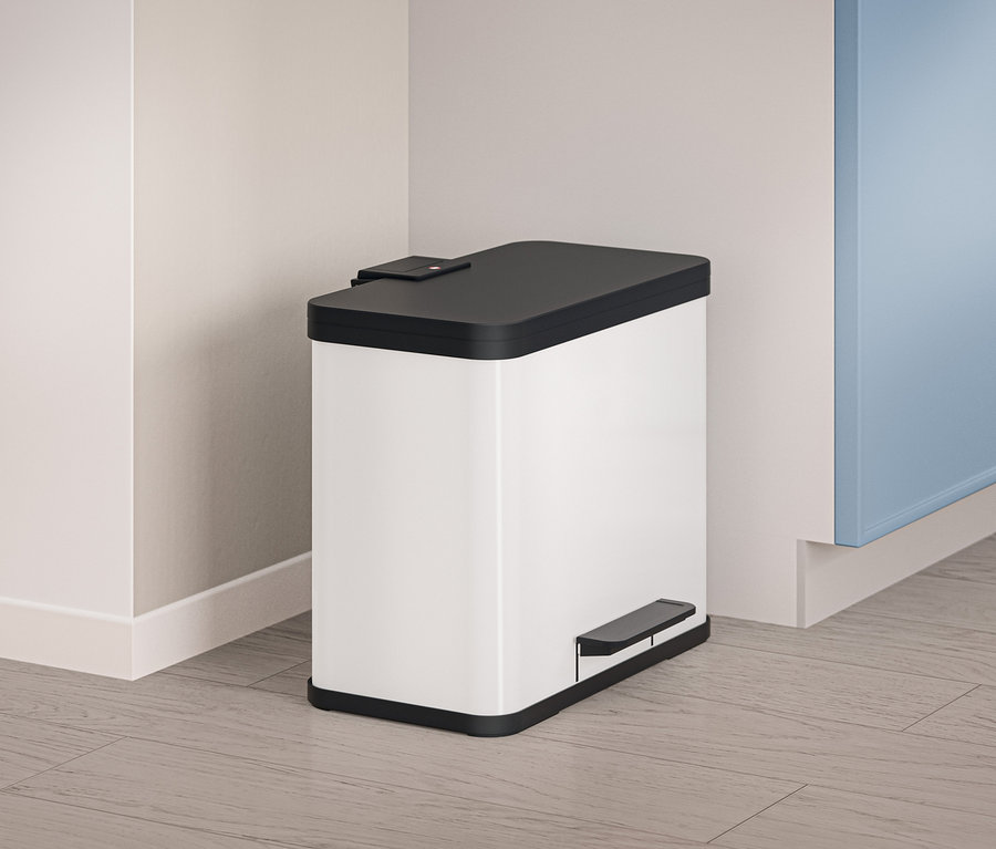 Ein weißer Hailo Eco Duo L Mülleimer mit schwarzem Deckel steht in einem Raum.