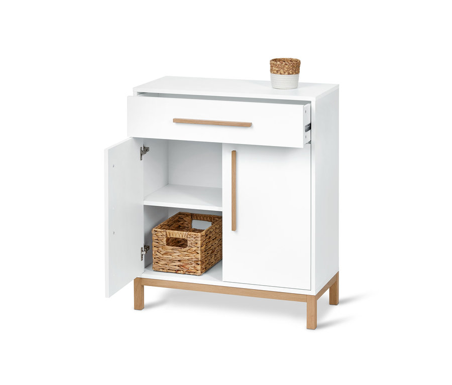 Weißes Bad-Sideboard »Eklund« mit offener Schublade und Tür, innen ein Weidenkorb.