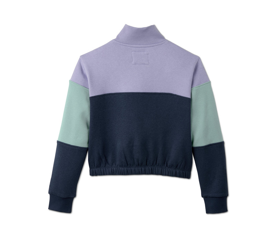 Detailansicht eines farblich abgesetzten Sweatshirts.