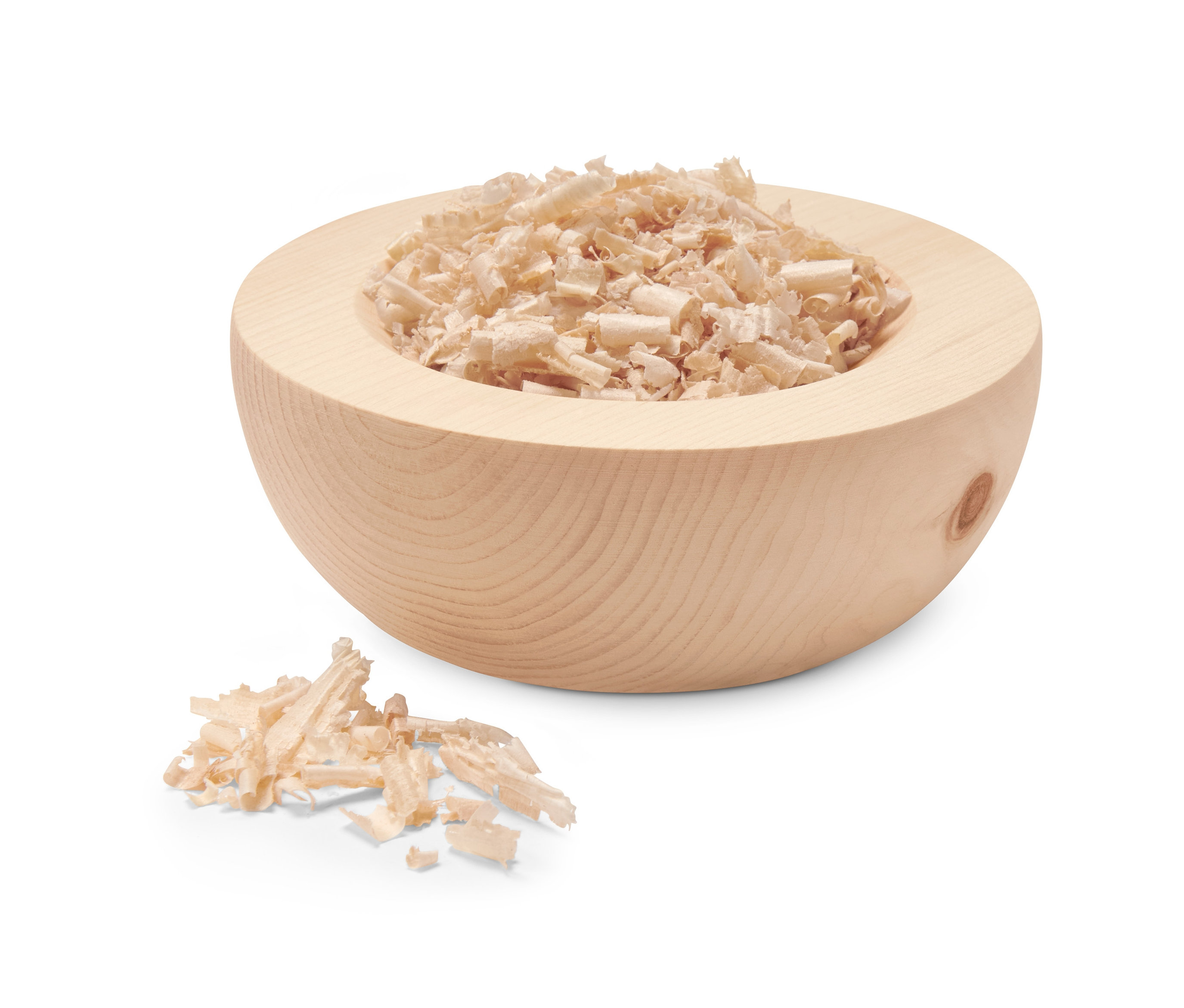 Eine Holzschale gefüllt mit Zirben-Lufterfrischer Spänen.