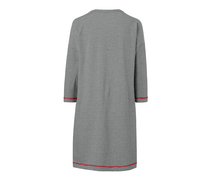 Rückansicht eines Nachthemds mit feinen Streifen und rotem Saum.