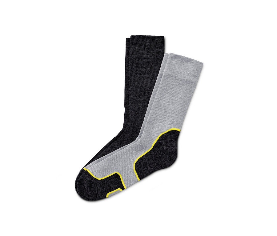 Zwei Paar Kompressions-Laufsocken liegen auf hellem Grund.