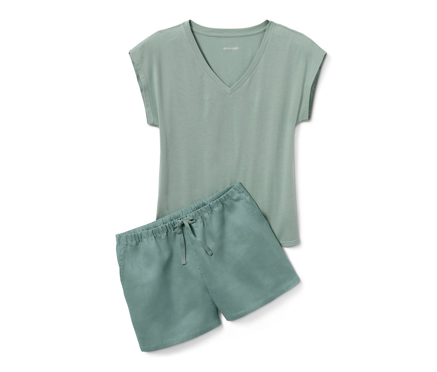 Ein grüner Shorty-Pyjama, bestehend aus einem kurzärmeligen T-Shirt und Shorts, liegt auf einem weißen Hintergrund.