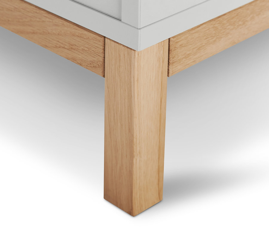 Detailaufnahme eines hellgrauen Bad-Sideboards »Eklund« mit Holzfüßen.