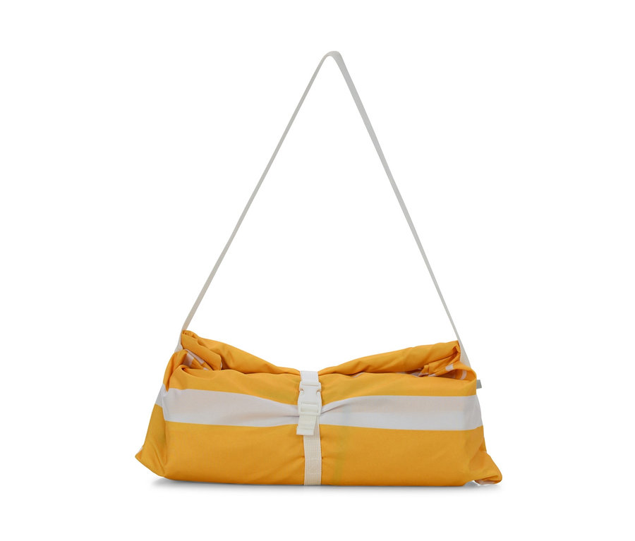 Gelb-weiße Strandsonnenliege mit Gurt.