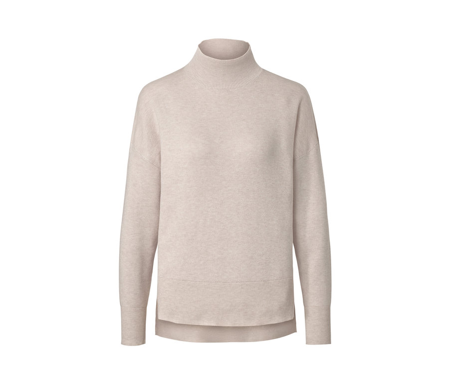 Beiger Strickpullover mit Stehkragen.