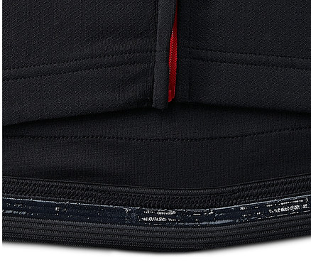 Detailaufnahme eines Rad-Trikots mit rotem Reissverschluss.