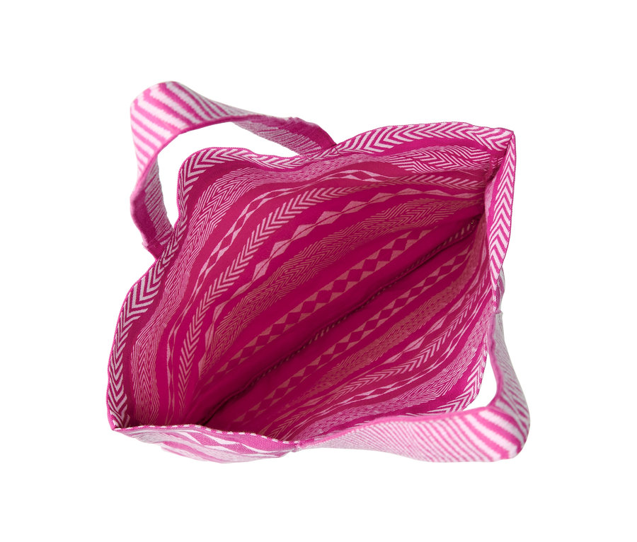 Detailaufnahme einer rosafarbenen Tasche mit weißem Muster.