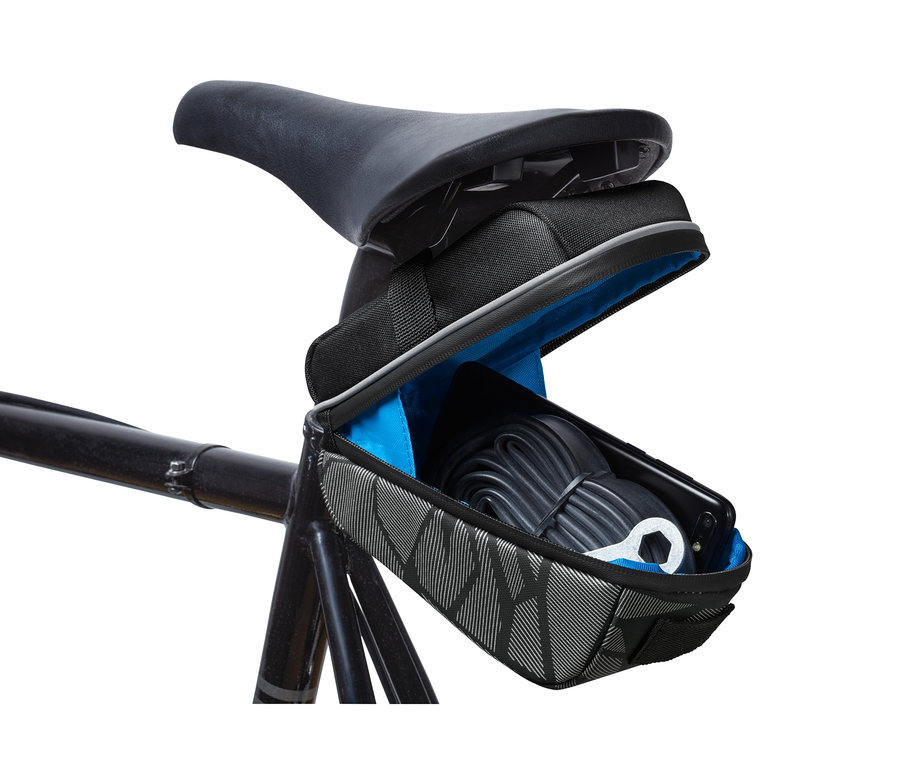 Schwarze Fahrrad-Satteltasche am Fahrrad befestigt.