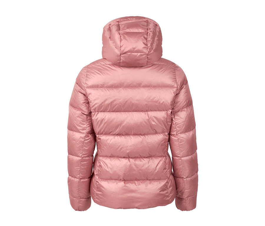 Rückansicht einer roséfarbenen Daunenjacke.