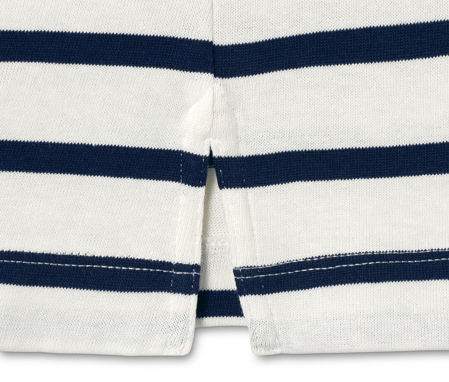 Detailaufnahme eines gestreiften Sweatshirts.