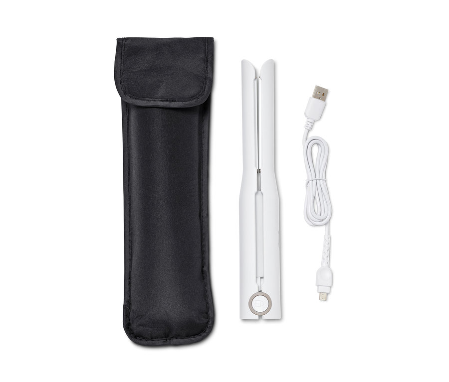 Ein Etui, ein kabelloser Haarglätter und ein Ladekabel liegen nebeneinander.