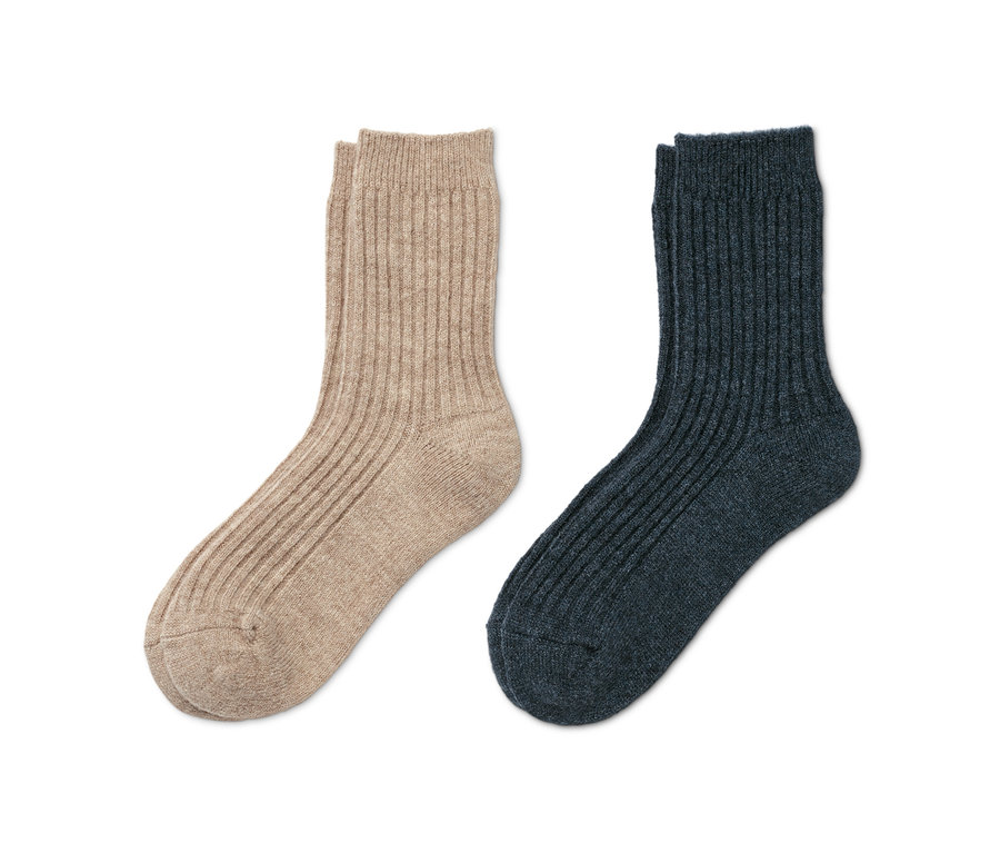 Zwei Paar Ripp-Socken, ein Paar beige, ein Paar dunkelblau.