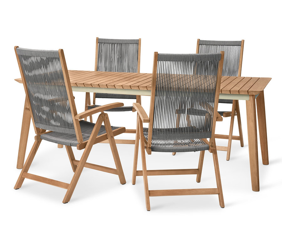 Vier Hochlehner »Lenja« mit verstellbarer Rückenlehne stehen an einem Teak-Ausziehtisch.