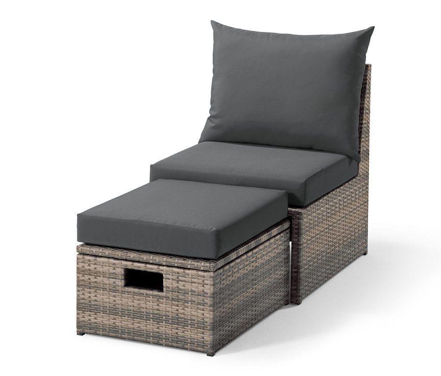 Nahaufnahme eines Lounge-Sessels »Thore« mit Ausziehfunktion auf weißem Hintergrund.