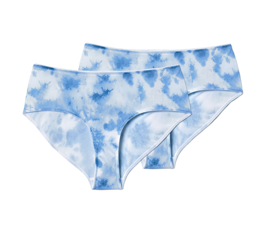 Zwei Mini-Slips mit Batik-Print liegen übereinander.