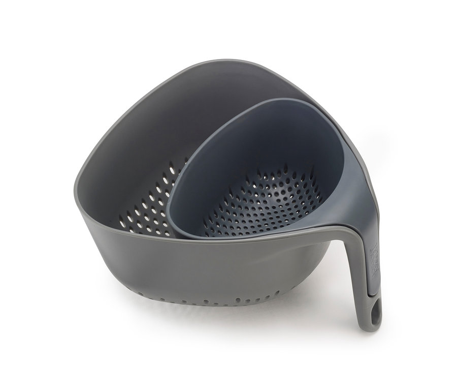 Zwei graue Joseph Joseph 2-teiliges Durchschlag-Set »Nest« sind ineinander gestapelt.