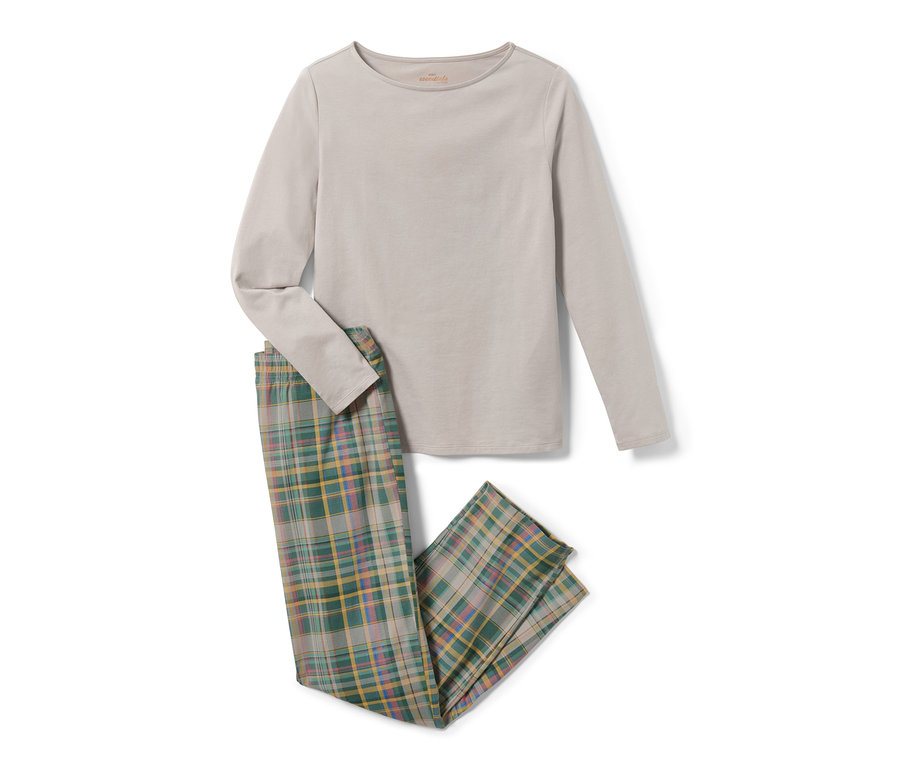 Beiger Pyjama mit langärmligem Oberteil und karierter Hose.