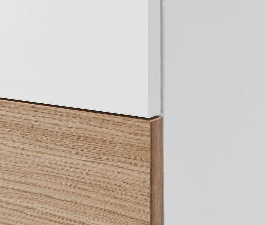 Detailansicht eines schmalen Hochschranks und eines Office-Hochschranks mit Arbeitsfläche.