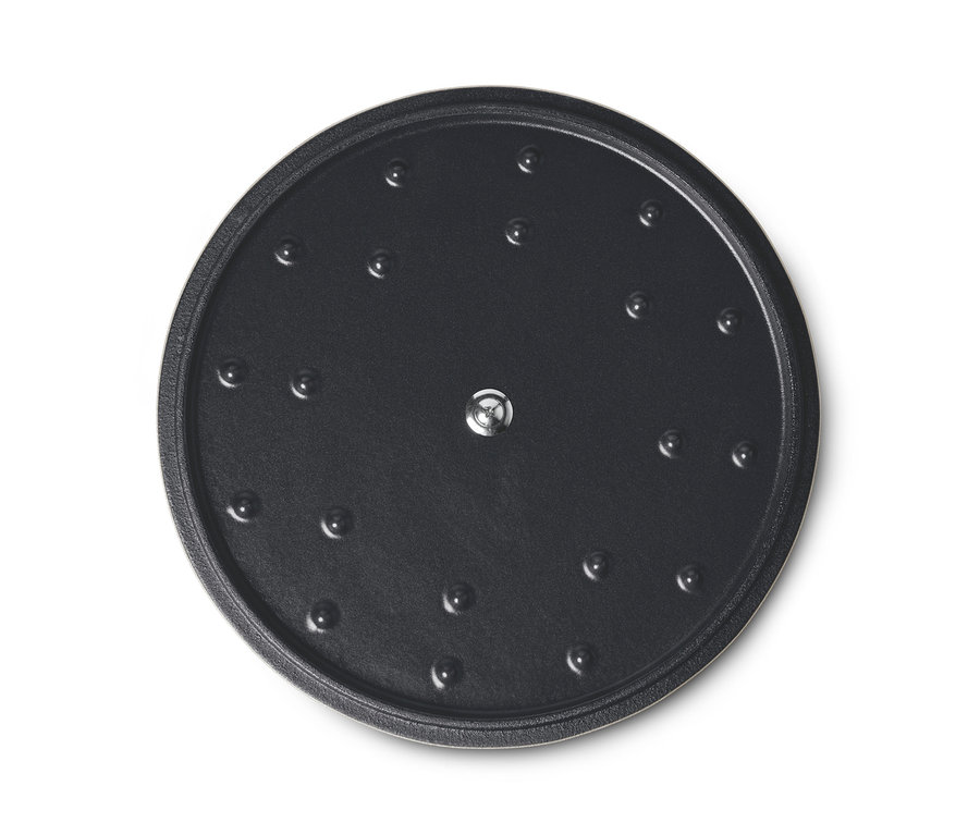 Detailaufnahme von oben des Deckels eines cremefarbenen Gusseisen-Bräters.