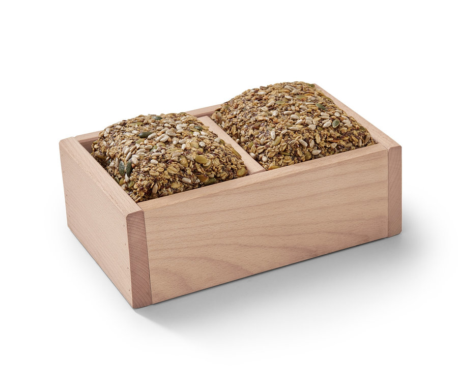 Zwei Brote in einem Holz-Brotbackrahmen.
