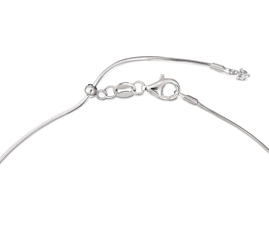 Detail einer Kette mit Zirkonia-Solitäranhänger.
