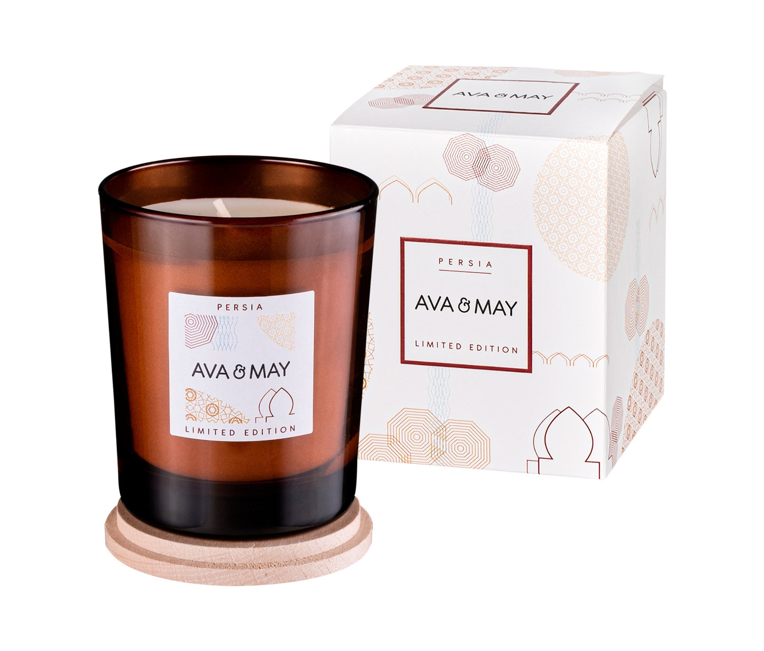 Eine braune Duftkerze "Persia" von Ava&May steht auf einem Holzsockel neben einer Schachtel.
